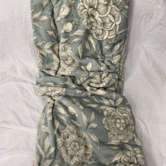 Emerson Lane TIANA Oversized 50” by 70” Throw. - Picture 4 of 6